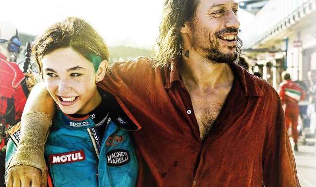 Veloce come il vento: un Accorsi "poco pulito" insegna a "tagliare un traguardo"